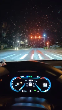 泰戈爾的《觸摸自己》

你靠什么謀生，我不感興趣。我只想知道，你渴望什么。你是否有勇氣追逐心中的渴望。你面臨怎樣的挑戰、困難，我不感興趣。我只想知道，你是怨聲載道，還是視它為一次學習和成長的機會。

你的年齡，我不感興趣。我只想知道，你是否愿意冒險，哪怕看起來像傻瓜的危險。為了愛，為了夢想，為了生命的奇遇。什么星球跟你的月亮平行，我不感興趣。我只想知道，你是否看到你憂傷的核心；生命的背叛，是敞開了你的心，還是令你變得枯萎、害怕更多的傷痛。

你跟我說的是否真誠，我不感興趣。我只想知道，你是否能對自己真誠，哪怕這樣會讓別人失望。你跟誰在一起，我不感興趣。我只想知道，你是否能跟自己在一起。你是否真的喜歡做自己的伴侶，在任意空虛的時刻里。

你有怎樣的過去，我不感興趣。我只想知道，你是怎樣活在每一個當下。你有什么成就、地位、家庭背景，我不感興趣。我只想知道，當所有的一切都消逝時，是什么在你的內心支撐著你。愿我看到真實的你。愿你觸摸到真實的自己。
泰戈爾的《觸摸自己》配圖