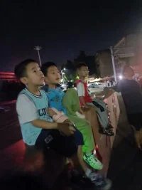 人生有兩條路，一條需要用心走，叫做夢想；一條需要用腳走，叫做現(xiàn)實。心走得太快，腳會迷路；腳走得太快，人會摔倒；心走得太慢，會蒼白了現(xiàn)實；腳走得太慢，夢不會高飛。配圖