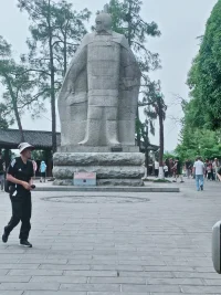 魯米《遇見自己》
 
有人喜歡你，
那是他在你身上，
照見了他喜歡的特質(zhì)，
跟你無關(guān)，
你淡然面對，并做回自己；
 
有人討厭你，
那是他在你身上，
投射到他排斥的自己，
跟你無關(guān)，
你坦然面對，并做好自己；
 
有人欣賞你，
那是他透過你，
碰撞了內(nèi)在的自己，
跟你無關(guān)，
你欣然面對，并平靜做自己！
 
世界上沒有無緣無故的相遇或者離開，
愛或者怨恨，
都只是遇見了自己！