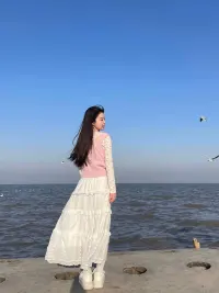 当你不再通过外界的评价来确认自己的价值，而是从内心接纳自己时，你的能量场会变得完整而稳定。这种不渴求外部认可的状态反而容易获得他人的尊重与喜爱，因为人们总会被内在充实的人吸引。