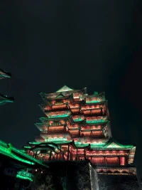你不是‘被困住’，你只是在休息。就像冬天的大地，表面寂静，内里却在孕育新生。