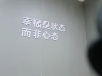 每个重复的行为模式背后，都藏着未被倾听的童年呐喊。当你开始觉察，强迫性重复就变成了自由的起点。配图