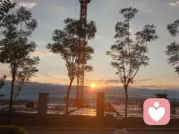 日落江邊的愜意配圖