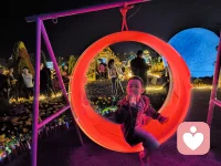 無(wú)助中發(fā)現(xiàn)樂(lè)觀，讓整個(gè)心理學(xué)走出陰郁，直面人性陽(yáng)光面的是積極心理學(xué)。讓每一個(gè)當(dāng)下都帶著希望前行……配圖