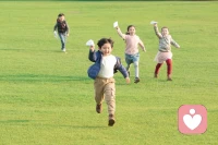 很多家長(zhǎng)不解：我們小時(shí)候也挨打、挨罵，為什么沒(méi)有心理問(wèn)題？雖然沒(méi)有具體數(shù)據(jù)對(duì)比，但現(xiàn)在的孩子似乎確實(shí)比以前的孩子更容易有心理問(wèn)題。為什么呢？
1:所注重的需求不一樣。以前的孩子，被打罵是家常便飯，是普遍現(xiàn)象，沒(méi)有對(duì)比，就沒(méi)有傷害。而且，物質(zhì)的普遍匱乏，使以前的孩子的需求重點(diǎn)還停留在馬斯洛心理需求的最低層次——生理需求：吃飽穿暖。現(xiàn)在的孩子，大多是獨(dú)生子女，衣食無(wú)憂(yōu)，孩子稍有風(fēng)吹草動(dòng)，全家草木皆兵，這無(wú)形中會(huì)給孩子帶來(lái)一定的心理負(fù)擔(dān)與窒息感。況且，信息化的普及拓寬了孩子獲取知識(shí)的渠道，開(kāi)發(fā)了孩子的心智，他們更看重自我個(gè)性、價(jià)值是否被認(rèn)同與尊重。與以前的孩子相比，他們的需求點(diǎn)已上升至馬斯洛心理需求的中高級(jí)層次——?dú)w屬需求、尊重需求、自我需求。可悲的是，父母及長(zhǎng)輩愛(ài)孩子的方式，還停留在滿(mǎn)足其物質(zhì)需求和照顧其生活起居上。所以，當(dāng)家長(zhǎng)的思維跟不上孩子成長(zhǎng)的腳步時(shí)，他們會(huì)有不被理解的孤獨(dú)，也會(huì)有無(wú)法實(shí)現(xiàn)自我價(jià)值的無(wú)奈。
2：童年缺少玩耍的孩子容易出現(xiàn)心理問(wèn)題。過(guò)去的孩子雖然挨罵挨打，但他們有很多情緒出口，他們的生活除了學(xué)習(xí)，還有洗衣、做飯、照顧弟弟妹妹、在外面瘋跑……
3：童年愛(ài)玩的孩子未來(lái)內(nèi)心更強(qiáng)大。什么是一個(gè)孩子真正幸福的童年呢？我想應(yīng)該是:有充足的睡眠，可以好好長(zhǎng)身體；有很多豐富多彩的活動(dòng)，自在地瘋跑、暢快地運(yùn)動(dòng)、投入地觀察自然萬(wàn)物、和小伙伴玩游戲，或者只是靜靜地放空、發(fā)呆……但現(xiàn)在的孩子生活非常單調(diào)，而且現(xiàn)在每個(gè)家庭的孩子數(shù)也比過(guò)去少，家長(zhǎng)更容易集中力量去教育。不是孩子非要鬧，而是他們的世界太小了，一點(diǎn)點(diǎn)小事，就顯得特別大。
4：學(xué)習(xí)時(shí)的心情不一樣。每個(gè)孩子的花期不同，接納孩子的不完美，以欣賞的心態(tài)鼓勵(lì)孩子前行，才是父母畢生的修行。現(xiàn)在很多父母對(duì)孩子的教育方式有點(diǎn)像歌詞里唱的那句“最心愛(ài)的情人，卻傷害我最深”！孩子的出生是被動(dòng)的，他們長(zhǎng)大的方式也是被動(dòng)的。因?yàn)樗麄儧](méi)有經(jīng)濟(jì)能力，沒(méi)有獨(dú)自長(zhǎng)大的能力，所以他們就要被動(dòng)地接受父母對(duì)自己的一切操控，無(wú)論自己是多么不情愿，甚至是恐懼。很多家長(zhǎng)的所做作為，讓孩子覺(jué)得，父母不是愛(ài)真正的“我”，而是愛(ài)那個(gè)學(xué)習(xí)成績(jī)優(yōu)秀的“我”，愛(ài)那個(gè)給他們帶來(lái)面子的“我”。孩子一旦有這種錯(cuò)覺(jué)，內(nèi)心就會(huì)很壓抑、很痛苦，甚至很絕望。無(wú)論何種情況，孩子都不會(huì)停止愛(ài)父母，但他們會(huì)停止愛(ài)自己，甚至傷害自己。
一個(gè)好的家長(zhǎng)，應(yīng)把重心由教育孩子轉(zhuǎn)移到自我提升上來(lái)。當(dāng)你配圖