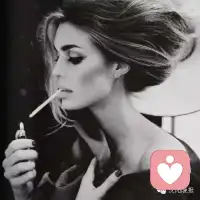 我們常說，女人，要愛自己。但愛自己是什么？
對自己好點？照顧好自己？買好東西犒勞自己？吃好點穿好點……但這樣真的就是愛自己了嗎？
從心理學看來，這些都并非“真愛”。
愛自己，包含了我們潛意識深處的3個核心自我信念：

無條件的自我接納，不自我苛責，淡定從容；
足夠高的自我價值感，不自我攻擊，自信有主見；
發自內心的配得感，進入任何關系都不惶恐焦慮，安全感強……配圖