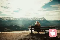 “任何關系走到最后，不過是相識一場，有心者必有所累，無心者亦無所謂，情出自愿，不談虧欠。
人生如夢，夢卻不隨人愿，人到了一定的年齡，就會發現，萬般皆是命，半點不由人。
有些人，光是遇見，已經是上上簽了，不是永遠在一起，才算好結局。
當你什么都經歷的時候，才會發現，人生無論你怎么精心策劃，都抵不過一場命運的安排。
人生不過三萬天，借副皮囊而已，空空來，空空去，何必執念？百年后，既無我，也無你。
折磨你的，從來不是任何人的情緒，而是你心存幻想的期待，世間萬物都在治愈你，可唯獨你自己，不肯放過你自己”。配圖