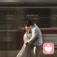 美國心理學家斯騰伯格提出，愛情由三個基本成分組成：激情（性、欲望）、親密（理解、喜愛）和承諾（責任、期許）。而這三種成分構成了七種情感類型。

01 喜歡之愛喜歡之愛：僅有親密。雙方都很喜愛對方的特點，但并沒有欲望和思戀，常常展現出朋友的相處模式。

02 迷戀之愛迷戀之愛：僅有激情。雙方對彼此都有很強烈的吸引力，更多的是本能和生理性的喜愛，但缺乏理解與規劃。

03?空洞之愛?空洞之愛：僅有承諾。可以理解為封建時代父母包辦婚姻中男女雙方展現的情感模式，沒有溫情，沒有愛意，只是搭伙過日子，生兒育女，相敬如賓。

04?浪漫之愛浪漫之愛：親密+激情。這就是上文故事中展現的情感模式，有彼此的吸引和喜歡，有相互的理解與親密，但雙方都沒有對此展開后續的規劃，沒有給予對方和自己一個承諾，不約而同某個時間段選擇結束。

05?陪伴之愛陪伴之愛：親密+承諾。這種愛情模式展現出長久的尊重、親近、和諧，更多的出現在中老年婚姻中，雙方互相陪伴成長、分享喜悅、分擔痛苦，但同時也因長久的相處使激情不再。

06?愚昧之愛愚昧之愛：激情+承諾。常見于閃婚，彼此相互吸引愛戀，在并沒有深入了解對方的情況下便許下承諾，迅速進入婚姻狀態。

07?完美愛情完美愛情：親密+激情+承諾。這便是一段健康的愛情關系，三元素都在其中，雙方維持親密、互相包容、共同成長、并肩而行，攜手走過人生之路。

在斯騰伯格看來，前六種都是類愛情或非愛情，本質上并不是愛情，只有第七種才是愛情。

當然，每個人對愛情的定義都不盡相同，心理學家提出的愛情形態也是給了我們對于愛情的一個指導和參考。

當我們的感情生活遇到問題時，可以以這三個元素為變量，思考一下在關系中哪一個元素更需要添一些分量，以此更好的平衡這個愛情的“三角天秤”，長久化我們想要珍惜的感情。配圖