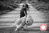 在人際關(guān)系中，也有兩條重要的法則——

a.你永遠(yuǎn)只能看到別人怎么做，看不到別人怎么想。
這個(gè)道理不用講。人心隔肚皮，人家不說(shuō)，我當(dāng)然不知道人家是怎么想的，想知道的話就只能去問(wèn)。——但是且慢！你問(wèn)了，就能知道嗎？
        要知道，別人說(shuō)出了他的想法，你仍然不能確定他說(shuō)的是不是真話，除非你「相信」他說(shuō)的是真話。
所以表面上我們了解到的「想法」，事實(shí)上只是我們的「信念」。
        根據(jù)這個(gè)法則，你在人際關(guān)系中，「接收」到的一切來(lái)自他人的想法、態(tài)度，和情感，都離不開(kāi)你內(nèi)心世界的加工。你看到的東西，往往是你授權(quán)看到的東西。這個(gè)法則指出了我們是如何把關(guān)系，變成了「我們想要的關(guān)系」。

b.你為一段關(guān)系設(shè)立的規(guī)則，別人永遠(yuǎn)可以不遵守。我們對(duì)于自己每一個(gè)伙伴是什么樣的人，會(huì)做怎樣的事，常常是有想象的。這種想象其實(shí)是我們單方面設(shè)立的規(guī)則。它很管用，大大提高了我們與別人交往的效率。
        然而，不管這些規(guī)則在大多數(shù)時(shí)候有多精準(zhǔn)，我們要意識(shí)到，它只是我們單方面的期待，有時(shí)候甚至是幻想。——你只要聽(tīng)到生活中有人說(shuō)：“啊？這個(gè)人怎么可以做出這種事？憑什么！”那就是幻想破裂的聲音。一個(gè)人對(duì)自己的規(guī)則越有自信，在現(xiàn)實(shí)的關(guān)系中就有越多盲區(qū)。

這條法則的推論就是，你也可以打破規(guī)則，不必去遵守別人對(duì)你的「預(yù)期」。
你無(wú)須要求自己按別人期待的反應(yīng)方式去反應(yīng)。
這種做法，有時(shí)候可以帶來(lái)意想不到的自由，當(dāng)然也需要承擔(dān)相應(yīng)代價(jià)。每一種行為，都會(huì)帶來(lái)相應(yīng)的后果。
你怎么做，是你的選擇；別人以怎樣的反饋回應(yīng)于你，則是你的風(fēng)險(xiǎn)。配圖