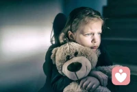 面對恐懼 最有效的五步法  

???♀?我們經(jīng)常在碰到一件事情以后一下就想到一個惡果，并把此惡果當(dāng)成現(xiàn)實，結(jié)果立刻變得萬分緊張和恐懼。當(dāng)在遇到恐懼的時候可以做以下五步。
??1、要明確你所擔(dān)心和害怕的是什么。
??2、把你害怕和擔(dān)心的事情及它們產(chǎn)生的最壞、最好和可能的結(jié)果都寫下來。
??3、計算每種擔(dān)心出現(xiàn)的可能性有多大。
??4、為了避免出現(xiàn)最壞結(jié)果，你該怎么做，而這個怎么做的計劃中要有具體的場景、時間和操作方法。
??5、去行動。
很多恐懼是自己嚇自己,把這五個問題仔細(xì)地梳理了,就會解脫很多。配圖