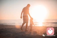 做父母真的是一件很不容易的事情，我们的说的话、我们做的事情，都在潜移默化中影响孩子。配图