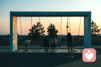 父母不打壓不貶低，孩子才能找回自信；


父母不控制不束縛，孩子才能找回主見；


父母不焦慮不內卷，孩子才能輕松上陣，真正綻放光芒。配圖