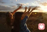 人和人相處，

就兩個字：真心!


沒有真心，

朋友之間就是逢場作戲，

愛人之間就是虛情假意，

不會有長久的相伴，

不會有美滿的結局。


真心是什么?

真心是不欺騙，不傷害，

真心是不玩弄，不利用，

真心是信任，也是在乎，

真心是理解，也是呵護。


真心雖然不值錢，

但是用錢買不來。

真心雖然摸不著，

但是用心能看見。


一個人把真心給你，

等于把一切都給了你，

你的脾氣，可以包容，

你的缺點，可以忽略。


相處，需要真心，

交往，貴在真誠。


無論什么時候，

你對別人真心，

別人也會還你真心，

你對別人真誠，

別人也會對你真誠，

畢竟人心都是相互的。配圖