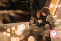 什么是正常家庭？


有很多人会说，不正常的家庭就是离异、丧偶的家庭，一家三口的小康之家才是正常家庭。


事实却不是这样的。


中国有句俗语“家家有本难念的经”，心理学家观察发现，有问题的家庭背后令人惊讶的往往是成员之间的批评、指责、冷酷和控制，而这些让人不舒适的表达在家庭成员间互为因果。


因此，基于家庭系统理论的观点摈弃了“正常”和“异常”的概念，强调家庭过程中有利于维护家庭功能的整合和维持模式。


对于某些特定家庭，非常态运行模式反倒可以维护家庭的良好功能。比如面临情感破裂的夫妻，分居或离异可能更有利于家庭成员的心身健康发展。


著名心理学家米纽庆认为：家庭成员的构成远远没有家庭中的互动模式重要。配图