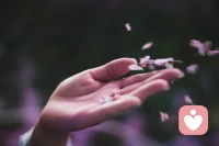 總有這么一種人，想拯救別人的難過，消除別人的憤怒，這些想不開的人，會把自己搞得特別累。

太在意別人的情緒，是種社交內(nèi)耗。

與其在別人的情緒里患得患失，不如專注自己的日子。配圖