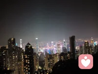 在都市的喧囂中，每個人都是自己故事的主角，卻也不免成為他人生活的匆匆過客。我們穿梭于高樓大廈間，心靈卻時常在尋找一個可以棲息的港灣。那些關于友情、家庭與自我平衡的微妙情感，如同午后的陽光，溫暖而略帶慵懶，悄悄灑落在心間。

你是否也曾有過這樣的時刻：在繁忙的工作間隙，接到老友的來電，心中涌起一陣久違的激動，卻又因現實的牽絆而不得不婉拒相聚的邀請？那一刻，你是否感受到了內心的掙扎與不安？

其實，生活就像一場精心編排的舞蹈，每個人都在努力尋找自己的節奏。我們渴望與舊友重逢，共敘往昔，卻又不能忽視對家人的陪伴與承諾。在友情與家庭的天平上，我們小心翼翼地尋找著那個微妙的平衡點。

不妨試著換一種方式，將這份對友情的珍視融入日常的生活。就像那位在畫展上巧妙安排重逢的小李，他用自己的方式，讓友情與家庭在藝術的氛圍中和諧共生。這樣的場景，既文藝又溫馨，仿佛一幅動人的畫卷，緩緩展開在我們面前。

在這個快節奏的時代，讓我們學會放慢腳步，用心去感受生活中的每一個瞬間。無論是與老友的重逢，還是與家人的歡聚，都是值得我們珍惜的寶貴時光。讓我們在忙碌與溫情間，尋覓到那個屬于自己的心靈平衡點，讓生活因這份平衡而更加美好。配圖