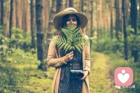 心理學上有個有趣的現象：喜歡一個人時，其實你已經討厭他了。
因為當你喜歡一個人的時候，就會無條件地認同他的觀點、接受他的行為。但這種認同并不是真的認同，而是潛意識里想討好對方的表現，是內心深處的不自信。
而你越是喜歡一個人，就越是會放大他的優點，甚至無視他的缺點。這也就是為什么我們會覺得自己喜歡的人都是完美的，他們可以包容我們的任何負面情緒。
所以，喜歡一個人就是在變相地討厭自己，因為潛意識里的自我攻擊，最終都會變成對另一個人的愛慕。配圖