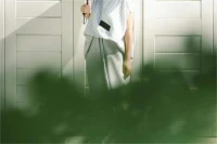 疏離型依戀：探尋深層次的連接
疏離，是心靈深處的一道風景線。疏離型依戀者在追求精神獨立的同時，也在默默尋找那些無需言便能共鳴的靈魂。
他們教會我們，真正的連接不僅僅在于頻繁的互動，而在于心靈深處的理解與認同。
學會傾聽內心的聲音，珍惜那些能夠觸及靈魂深處交流的時刻，讓每一份關系都充滿深度與意義配圖