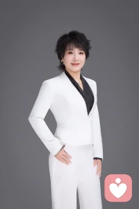 想让出轨男人回归，先做到两个靠谱
一、情绪靠谱:很多女人都觉得摊牌就是一哭、二、闹三上吊，就是跟男人“作”，但这种东西都是败你人品的，而且“作”是会上瘾的，慢慢的你发现:你要加大“作”的力度，一开始你只是大哭，男人哄你，然后你发现如果不表演一次自杀，男人是不会理你的。如果是这样，你就算是留住了男人，男人也会觉得你就是累赘，最后他会彻底渣化！
第二、行为靠谱:你要行动有一致性，一会儿要离婚，一会儿要挽回！男人怎么把你当回事儿？行为靠谱就是:说话算话，说到做到，而不是心口不一，那样男人只会觉得你是纸老虎！配图