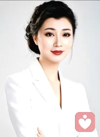 人真的很容易被晕轮效应影响。
喜欢一个人，就觉得他哪哪都好，连缺点都自带滤镜；
讨厌一个人，又怎么看都不顺眼，优点也自动忽略。
 
我们总习惯用第一印象、一个标签、一件小事，
去定义一个人的全部，
却忘了人是多面的，感情是复杂的。
 
少点以偏概全，多点客观清醒，
不被光环蒙蔽，也不被偏见困住，
看人看事，才会更接近真相。配图