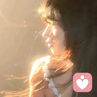 自此鮮花贈自己，踏馬縱花向自由配圖