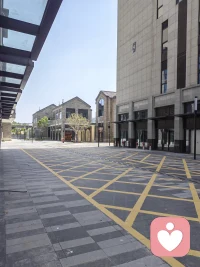 一個如果一個人在18歲之前，他沒有在渴望的層面得到父母對他的愛，無條件的接納，對他的關(guān)注，然后對他的認可，對他的欣賞的話，這個他內(nèi)心里面就非常的亂，他的生命力呢非常的薄弱，尤其特別易引發(fā)一些成癮性的行為，我們看到現(xiàn)在呢有什么藥物成癮，食物成癮，購物成癮，游戲成癮。所有這些成癮性的行為就是背后來說它的生命力是非常的低。我們關(guān)注成癮的孩子，青少年成癮網(wǎng)絡(luò)，首先要從渴望這個層面給孩子給到更多的欣賞和認可，提升他的自我價值感，這樣的話孩子才能夠慢慢的去走出網(wǎng)癮，而不是讓家長現(xiàn)在的一些破壞性的行為，什么砸手機砸pad，斷網(wǎng)的也有，斷電的也有，甚至于送到戒癮學校。我告訴你一點用都沒有的，你最重要的就是給孩子灌注他生命里面最需要的那個能源，就是渴望的層面，滿足孩子的渴望和認可。配圖