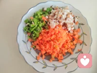 今天的你，也會(huì)好好吃飯嗎？
會(huì)去人聲嘈雜的市場(chǎng)把顏色可愛的胡蘿卜買回家嗎？
會(huì)自己動(dòng)手洗切蒸炒并裝盤嗎？
會(huì)熱愛此時(shí)的生活嗎？配圖