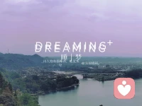 早春的柳樹、盛夏的晚風(fēng)、深秋的層林、隆冬的大雪……都讓我們心生歡喜，我們好像什么都擁有了，可為什么還是沒有覺得幸福？
好像，我們只敢追求幸福的瞬間，不敢期待長(zhǎng)久的溫情。
好像，我們可以寄情山水，卻不敢心系一人。
我們活得這樣自我，原來(lái)，只是為了保護(hù)自己啊……配圖