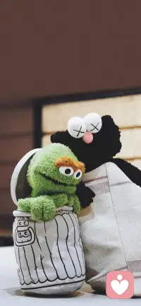 信念帶來超凡的精神力量，但也難逃謬誤與歧途。
信念，即我們相信什么？為什么堅定地相信？當人們聽到關(guān)于不同星座、血型的性格解讀時，很容易覺得很準確地描述了自己。模棱兩可的表述被人們過度解讀、帶入自身，最后被人相信。而擁有明確的信念并對其進行討論，評估和思考，是人類進化過程中走了捷徑的新近產(chǎn)物，也就是說它并不那么可靠。盡管讓我們擁有信念的認知功能十分強大，但它容易被人操縱，讓人飽受迷信和謬誤的傷害。配圖