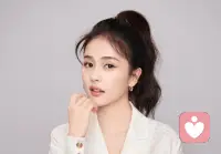 生活的美不在于絢爛，而在于寧靜。人生的旅途艷陽與風雨交織，心若向往，就前行；心若疲憊。就小憩。在喧囂中獨守一片寧靜，守著生命如初的美麗。珍惜上帝賜予的點點滴滴，感悟人生，且行且珍惜。配圖