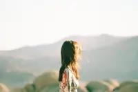 有些事，不是不在意，而是在意了又能怎樣。人生沒有如果，只有后果和結果。成熟，就是用微笑來面對一切小事。配圖