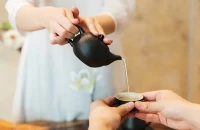 人這一生，永遠(yuǎn)不要弄破兩樣?xùn)|西，
第一是信任，第二是真情！
信任如水，一旦渾濁，很難再清澈 ；
真情如鏡，一旦破碎，很難再拼湊。配圖