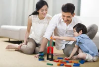 交流分析（transactional analysis），交流分析理論是一種以精神分析為基礎(chǔ)的心理治療的理論和方法。
其三個基本假設(shè)為：
每一個新生兒都有與生俱來的能力，相信自己和他人都是“好的”；
每一個人在童年的早期便決定了自己將如何生活；
人們需要得到他人的注意才能生存。配圖