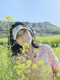 擁抱春天
?擁抱油菜花
?
?每一個笑容是真實的
?每一滴眼淚也是真實的配圖