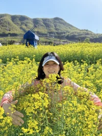 擁抱春天
?擁抱油菜花
?
?每一個笑容是真實的
?每一滴眼淚也是真實的配圖