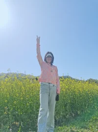 擁抱春天
?擁抱油菜花
?
?每一個笑容是真實的
?每一滴眼淚也是真實的配圖