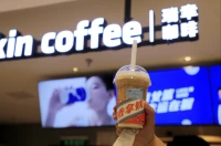 玩你的男人會(huì)裝窮，騙你的男人嘴巴甜，
罵你的男人不能留。懂你的男人會(huì)溫柔，
寵你的男人會(huì)花錢，愛(ài)你的男人會(huì)心疼。配圖