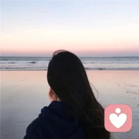 别再去打扰那些连回你话都带敷衍的人，与其在意别人的背弃和不善，不如经营自己的尊严和美好，选择一种姿态，让自己活得无可替代。配图