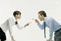 對于頂撞上司的職員，以下是一些可能有用的管理方法：
 
1.?溝通：與職員進行溝通，了解他們的想法和意見，并嘗試找到一個雙方都可以接受的解決方案。
2.?給予反饋：給予職員反饋，告訴他們他們的行為是不合適的，并告訴他們應該如何改進。
3.?設定界限：明確告訴職員哪些行為是不被允許的，并設定明確的界限。
4.?給予懲罰：如果職員的行為嚴重違反公司的規定，可以給予適當的懲罰，例如警告、罰款、降職等。
5.?提供培訓和發展機會：為職員提供培訓和發展機會，幫助他們提高工作技能和知識水平，同時也能夠增強他們的工作積極性和忠誠度。
 
最重要的是，要保持冷靜和理智，不要讓情緒影響自己的判斷和行為。同時，也要尊重職員的意見和感受，以建立良好的工作關系。配圖