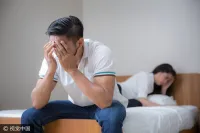 如果你的男友不工作、不承擔(dān)生活費(fèi)用并且吝嗇，可能會(huì)對(duì)你的生活和關(guān)系造成負(fù)面影響。以下是一些可能有用的建議：
 
1.?與男友進(jìn)行溝通：與男友坦誠(chéng)地溝通你的感受和擔(dān)憂，讓他知道你對(duì)他的行為感到不滿，并嘗試找到一個(gè)雙方都可以接受的解決方案。
2.?設(shè)定界限：明確告訴男友你的期望和界限，例如你希望他承擔(dān)一定的生活費(fèi)用、參與家庭事務(wù)等。
3.?尋求專業(yè)幫助：如果男友的行為嚴(yán)重影響了你的生活和關(guān)系，可以考慮尋求專業(yè)幫助，例如給力平臺(tái)心理咨詢欄目里專業(yè)婚姻咨詢師或心理咨詢師的建議。
4.?考慮分手：如果男友的行為無(wú)法改變，并且對(duì)你的生活和關(guān)系造成了嚴(yán)重的影響，可以考慮分手。
 
最重要的是，要保持冷靜和理智，不要讓情緒影響自己的判斷和行為。同時(shí)，也要尊重男友的意見和感受，以建立良好的溝通和關(guān)系。配圖