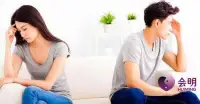 如果你的男友不工作、不承擔(dān)生活費(fèi)用并且吝嗇，可能會(huì)對(duì)你的生活和關(guān)系造成負(fù)面影響。以下是一些可能有用的建議：
 
1.?與男友進(jìn)行溝通：與男友坦誠(chéng)地溝通你的感受和擔(dān)憂，讓他知道你對(duì)他的行為感到不滿，并嘗試找到一個(gè)雙方都可以接受的解決方案。
2.?設(shè)定界限：明確告訴男友你的期望和界限，例如你希望他承擔(dān)一定的生活費(fèi)用、參與家庭事務(wù)等。
3.?尋求專業(yè)幫助：如果男友的行為嚴(yán)重影響了你的生活和關(guān)系，可以考慮尋求專業(yè)幫助，例如給力平臺(tái)心理咨詢欄目里專業(yè)婚姻咨詢師或心理咨詢師的建議。
4.?考慮分手：如果男友的行為無(wú)法改變，并且對(duì)你的生活和關(guān)系造成了嚴(yán)重的影響，可以考慮分手。
 
最重要的是，要保持冷靜和理智，不要讓情緒影響自己的判斷和行為。同時(shí)，也要尊重男友的意見和感受，以建立良好的溝通和關(guān)系。配圖
