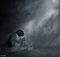 不被認(rèn)可的恐懼確實(shí)會(huì)對(duì)關(guān)系的發(fā)展產(chǎn)生一些影響。當(dāng)我們擔(dān)心不被他人認(rèn)可時(shí)，可能會(huì)變得過(guò)于敏感，對(duì)他人的意見(jiàn)和評(píng)價(jià)過(guò)于在意。這可能導(dǎo)致我們?cè)陉P(guān)系中缺乏自信，難以真實(shí)地展現(xiàn)自己，從而影響與他人的溝通和互動(dòng)。
這種恐懼還可能讓我們?cè)噲D迎合他人的期望，而忽視自己的需求和感受，長(zhǎng)期下來(lái)，可能會(huì)在關(guān)系中感到疲憊和不滿足。
要緩解這種恐懼，可以試著多關(guān)注自己的內(nèi)心感受提升自我價(jià)值感。同時(shí)，也要學(xué)會(huì)信任他人，相信他們會(huì)接受和欣賞真實(shí)的你。在關(guān)系中，保持真誠(chéng)和開(kāi)放的溝通也是非常重要的，這樣可以讓對(duì)方更好地了解你，減少誤解和沖突。
你是不是正在經(jīng)歷這種恐懼呢?可以和我具體說(shuō)說(shuō)哦！我們一起想辦法克服它。配圖