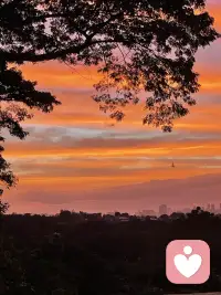 感覺生活壓得透不過氣時，仰望那美麗的天空，晚霞奪目，穹蒼浩瀚。
你多久沒有停下來，看看腳下的路，看頭上的天空？
生活還有值得的事和人，那就是你自己。