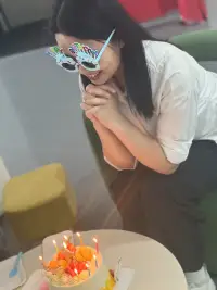 只要活出自信，活出自己的風(fēng)格，就讓別人去說好了。正像但丁說的那樣：走自己的路，讓別人去說吧！配圖