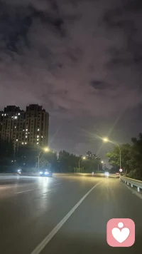 童年成长的过程中，如果一直处在不安全的环境中，长大后害怕陌生的地方，不敢与陌生人说话，看见不太熟的人就会不自觉的紧张。这类人不是不给人聊天，不是高傲，而是心里会害怕和紧张。