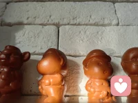 贫穷的本质是稀缺，而稀缺物将像吸管一样攫取着个体的注意力。这并非是意识层面可控的，潜意识里稀缺物带来无尽的忧虑和联想，破坏了人的现实感。配图