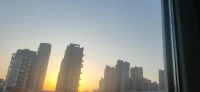 迎著光的方向配圖