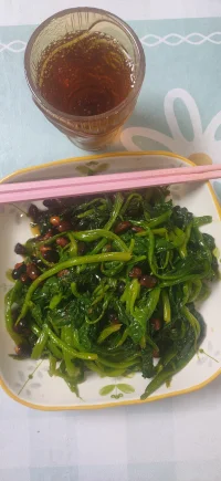 人生最大的焦慮就是自己在為難你自己
要在人生有限的時間里，對自己好一點
想吃就吃，想喝就喝，
昨天已成昨天，要迎接的是明天配圖
