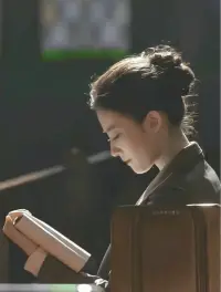 我不知道要带给你什么礼物

因为你是如此的富足

如果我带给你礼物

就象带着黄金去金矿

带着水去海洋所以我真不知道要带给你什么

给你我的心脏

这些你都不需要

因为你都具有

所以我带来了一面镜子

看见你就象看见了我自己



-鲁米-