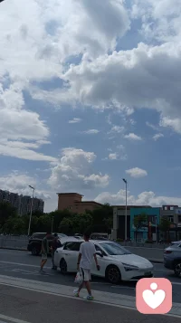 “咨詢師對于來訪者的理解需要是生理性的。
 
也就是說，在理解的時刻，咨詢師需要和來訪者有同樣的感受。如果咨詢師對自己的情緒感受是排斥的，是不能接納的，就沒法做到。
 
人的情緒情感都是相通的。咨詢師的成長目標(biāo)就是打通這些通道。
 
這是我對于咨詢的理解，也是我所理解的溫尼科特范式的核心。所以咨詢師是需要卷入的，而不是不能卷入。
 
咨詢師需要能夠帶著這些來訪者/很多人沒法耐受的情緒，正常的生活，工作。這是能把咨詢師作為一個職業(yè)的基礎(chǔ)。”

以上是網(wǎng)上摘抄來的。她的理念我都認(rèn)同。因?yàn)槲腋呙艄睬椋叶甲龅玫健Ｅ鋱D